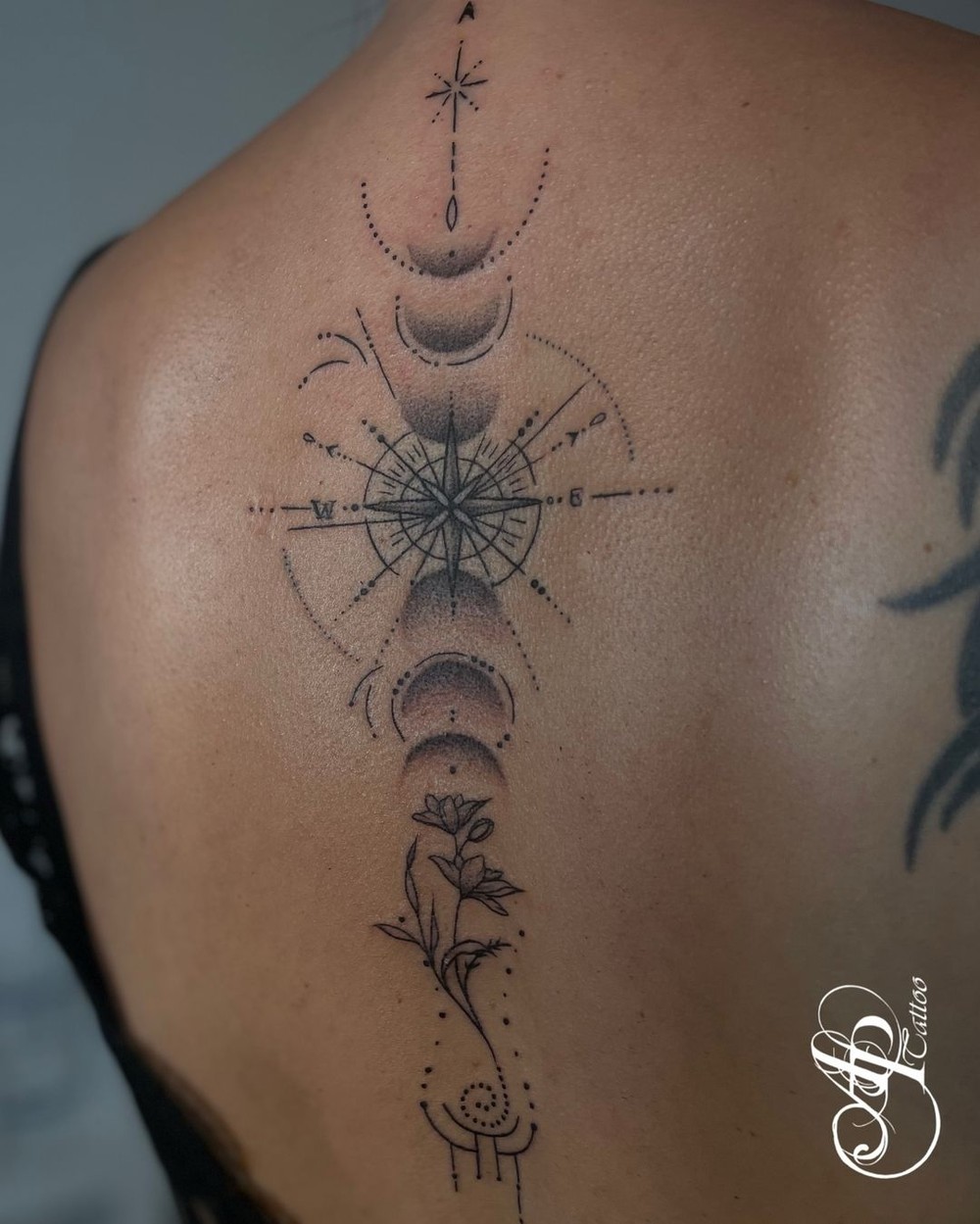 Tatuagem feminina nas costas com as fases da lua: inspire-se no poder ...