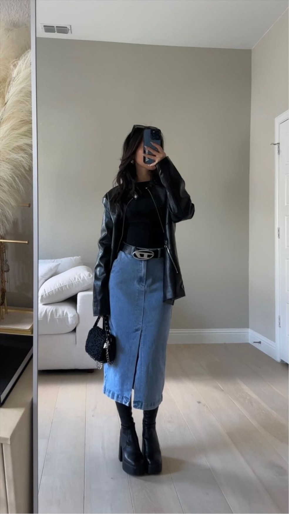 Peças jeans estão em alta em 2024, além disso, combinam perfeitamente com jaqueta de couro. — Foto: Reprodução/Pinterest @shopLTK
