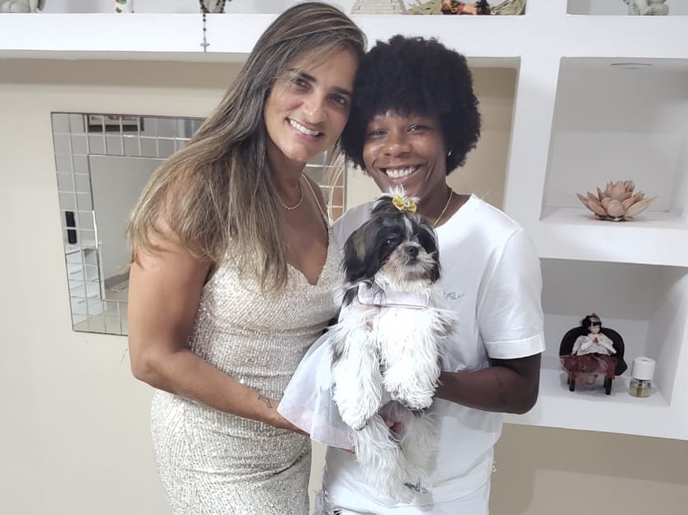 Formiga e Erica Jesus posam com cachorro — Foto: Reprodução/Instagram