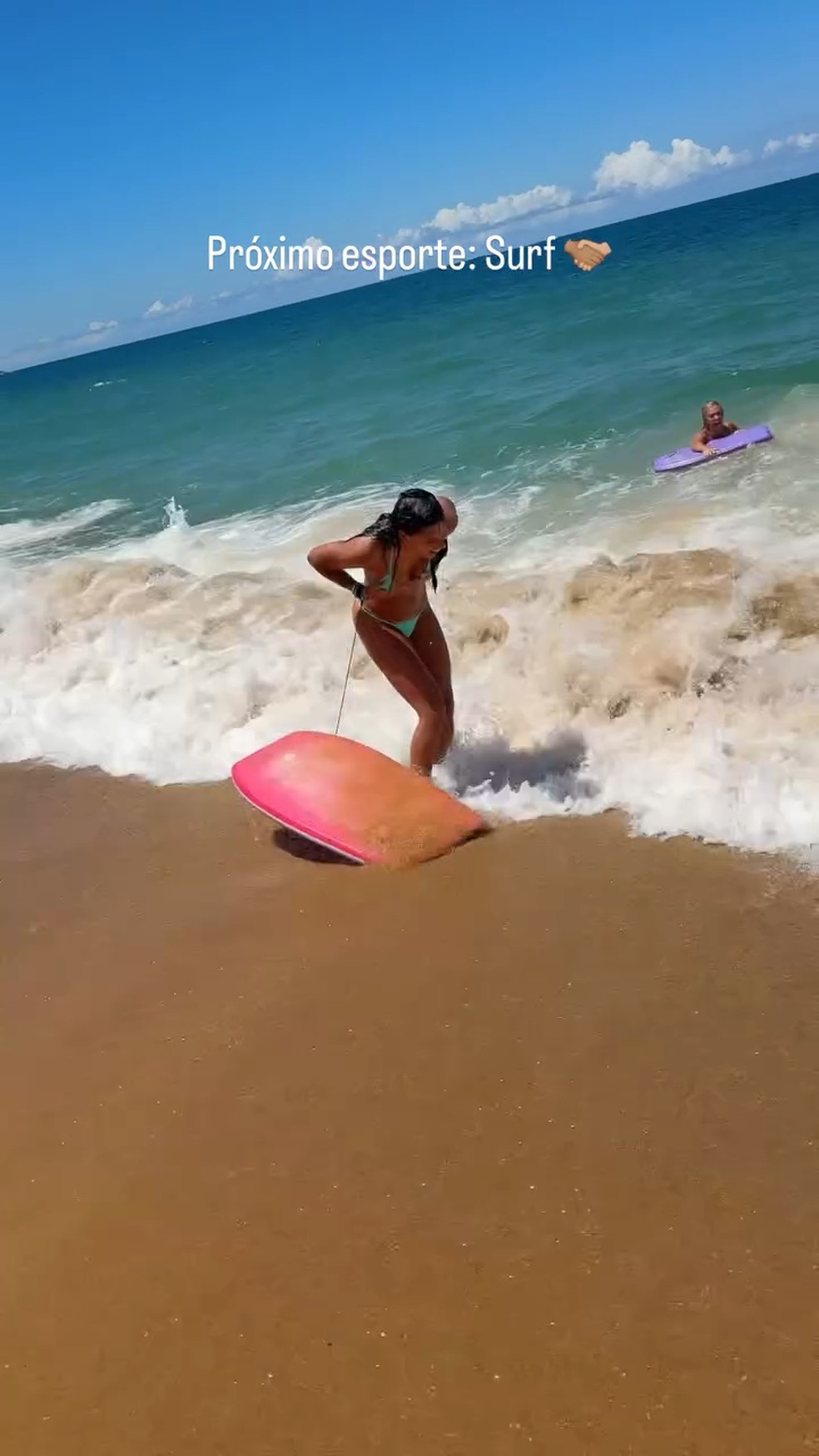 Ana Castela pratica surfe — Foto: Reprodução/Instagram