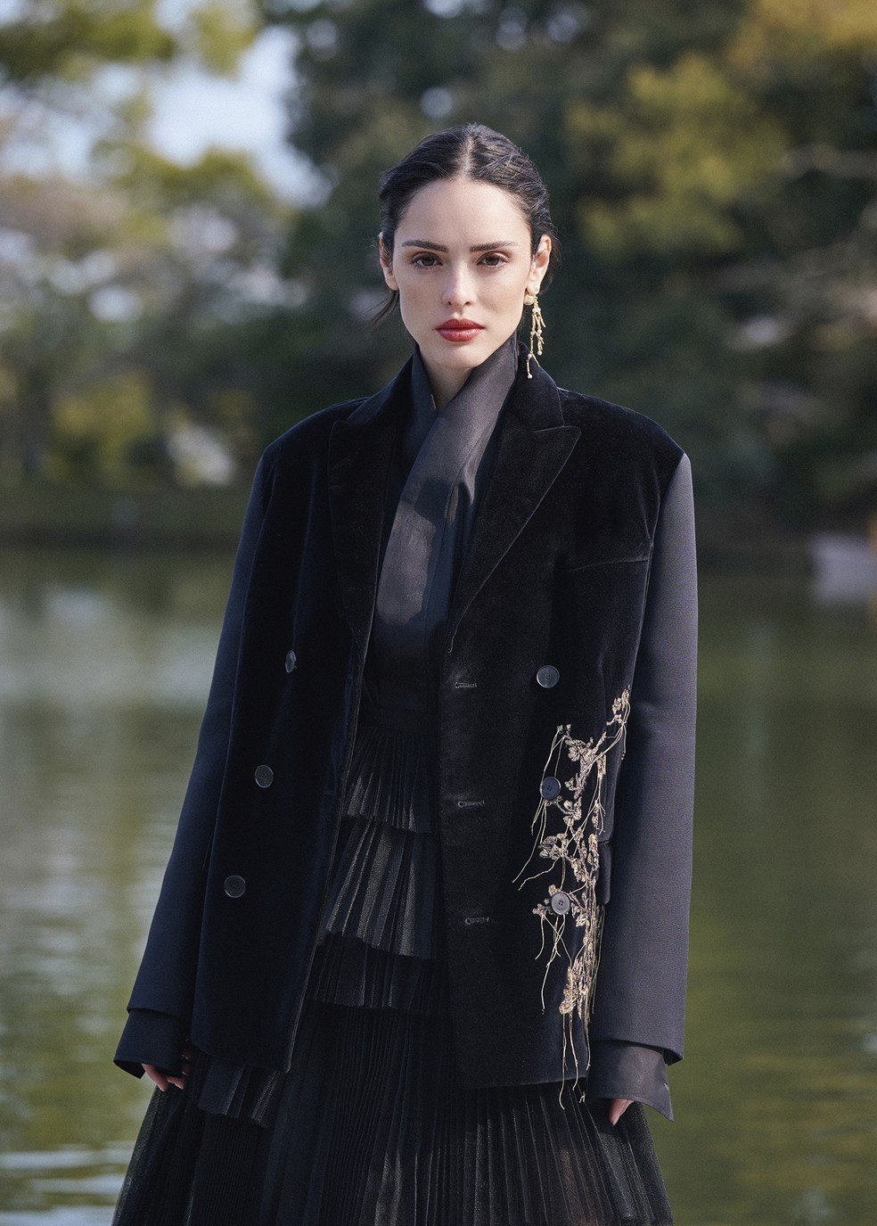 Isabelle Drummond veste blazer, blusa, saia e brinco Dior Pre-Fall 2025 — Foto: Kyoko Munakata (Signo)