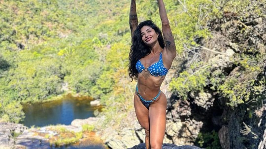 Aline Campos curte dia em cachoeira e celebra: 'Que momento!'