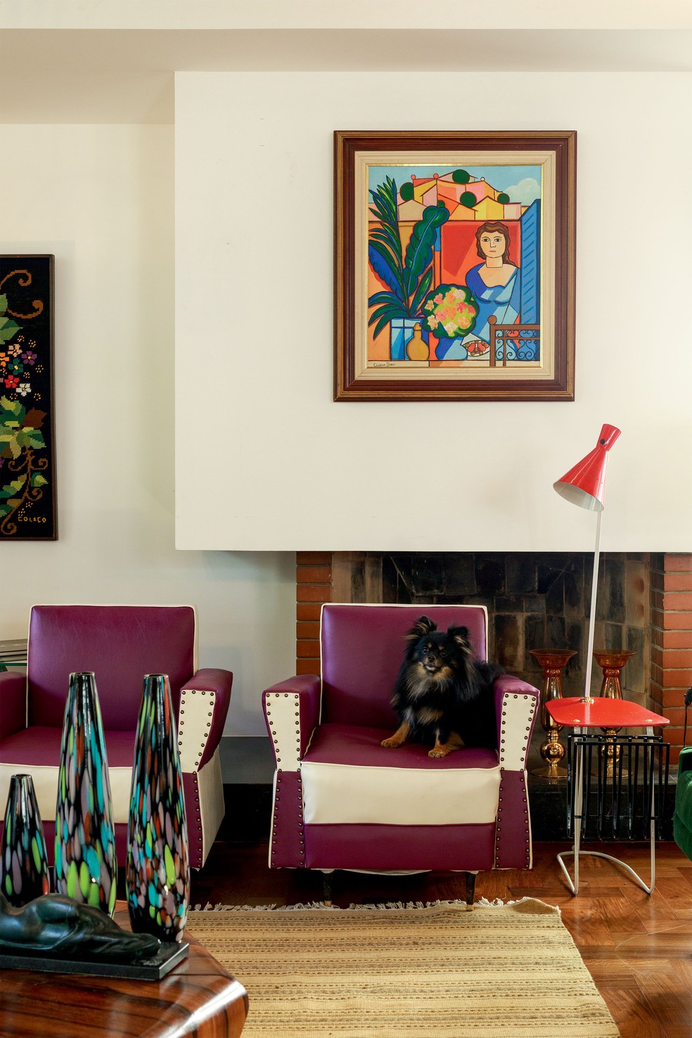 Em cima da lareira, obra de cícero dias, na poltrona, o cachorrinho ariano suassuna — Foto: Carol Gherardi