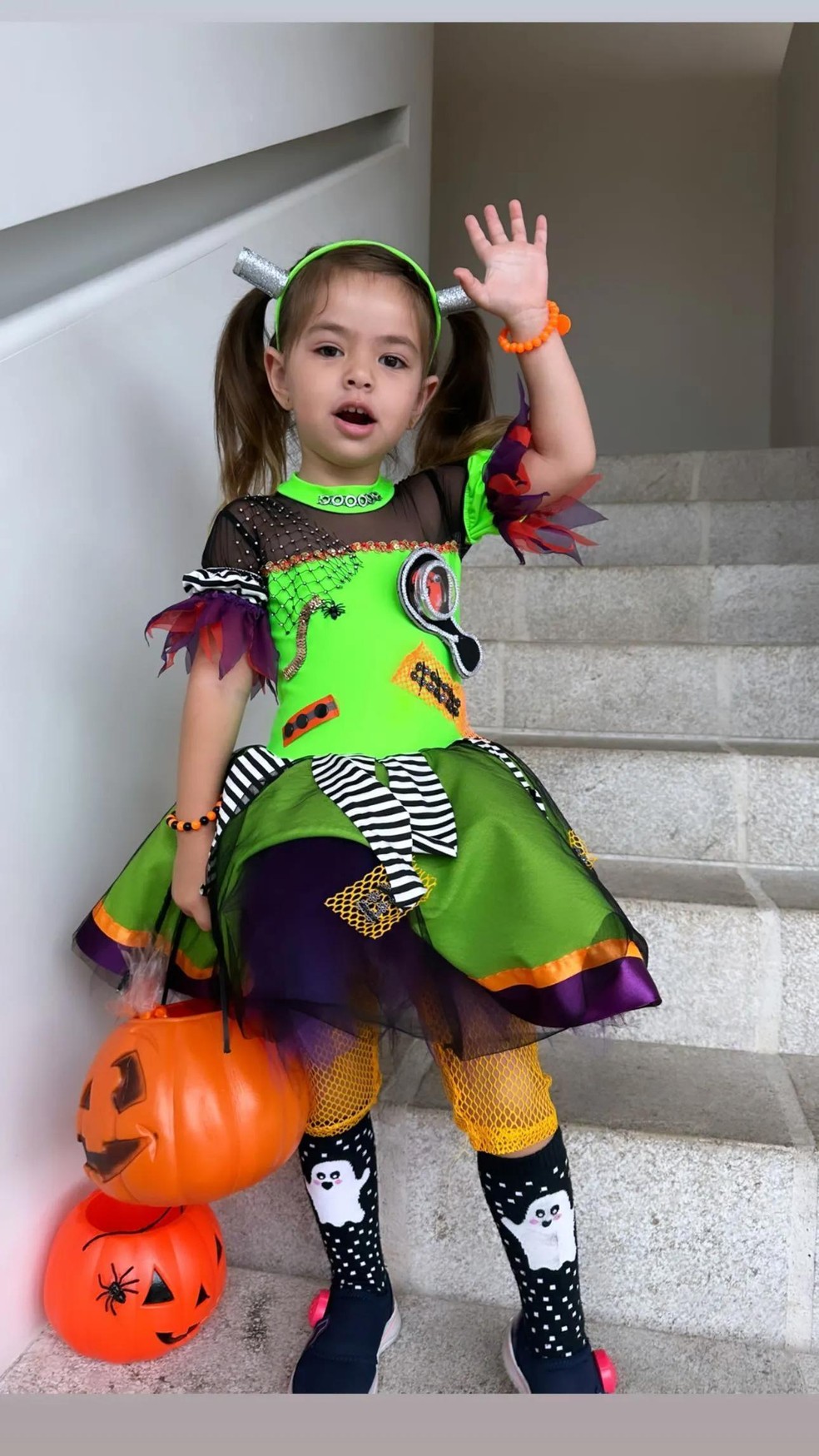Zoe, filha de Sabrina Sato, aparece fantasiada com vestido verde para Halloween (Foto: Reprodução/Instagram) — Foto: Marie Claire