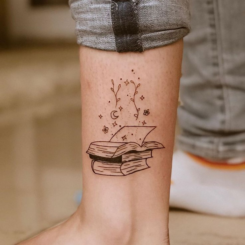 Pernas: Um livro aberto com páginas esvoaçantes. — Foto: Reprodução/Instagram @brunacolettt