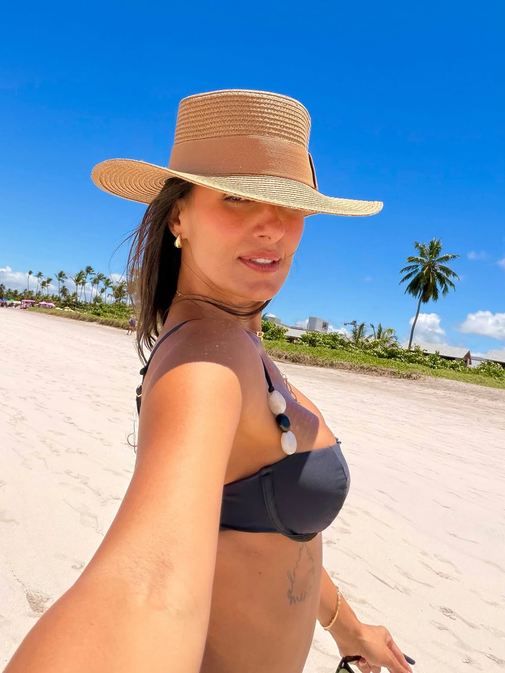 Carol Peixinho renova bronzeado — Foto: Reprodução/ Instagram @carolpeixinho