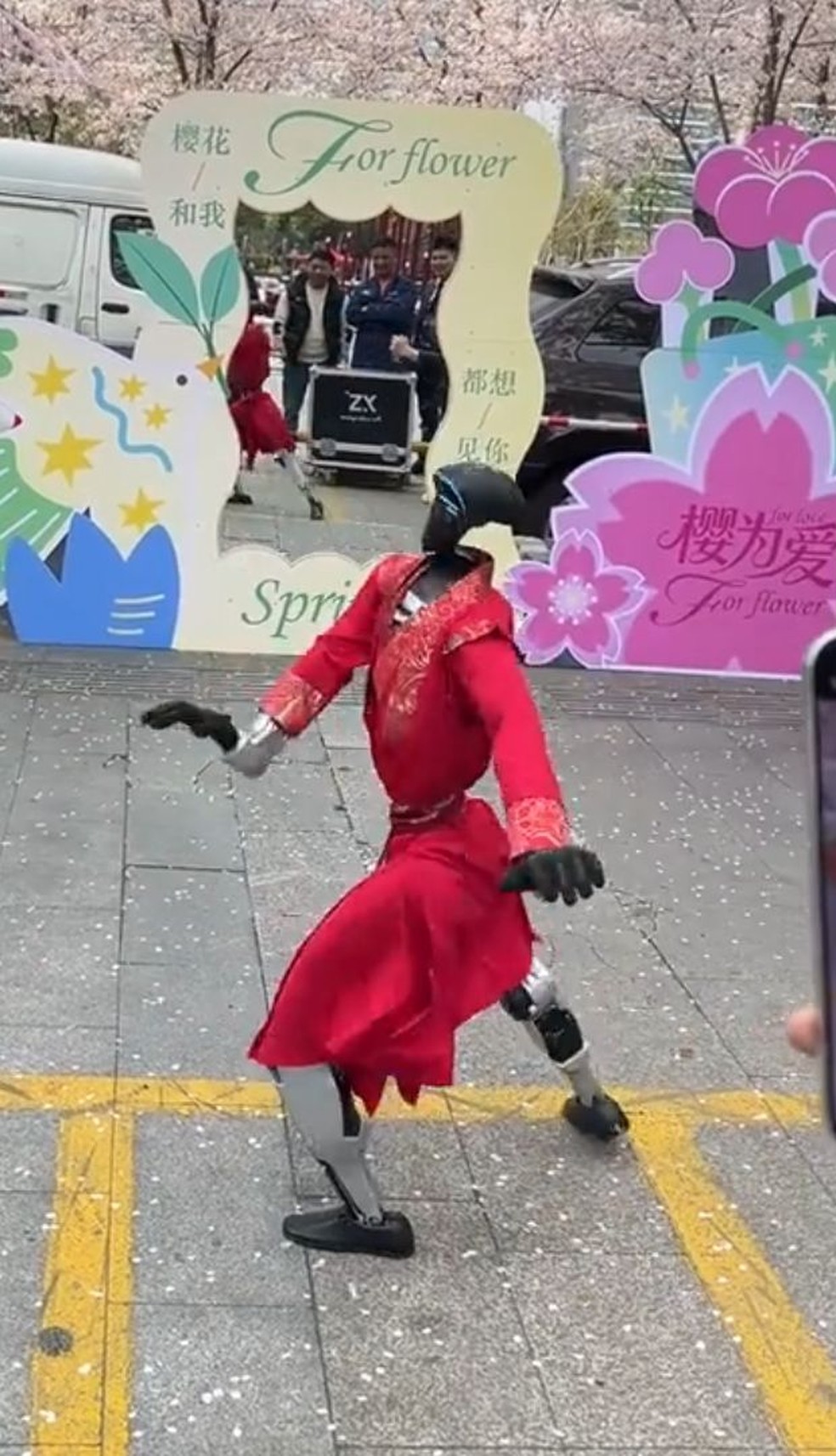 Robô humanoide viraliza ao cair durante apresentação de dança — Foto: Reprodução/ Divulgação