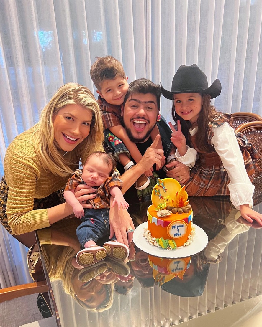 Paula Vaccari posta foto em família para celebrar um mês do filho