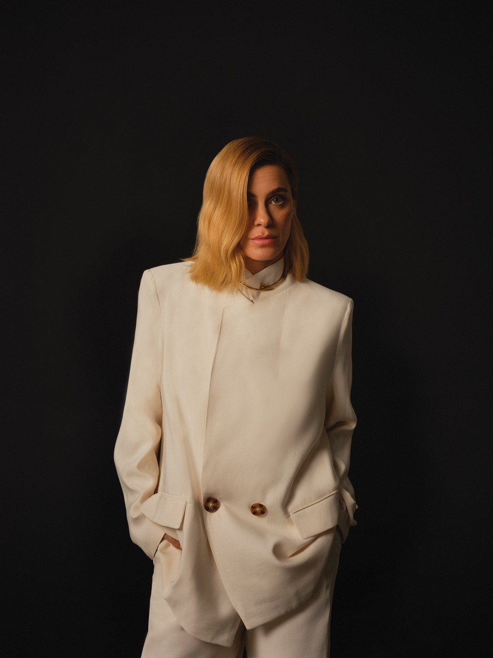Carolina Dieckmann - Blazer, R$ 380,  e calça, R$ 240, ambos Hering;  colar Cartier,  R$ 205.000 — Foto: Vivi Bacco (Thinkers )