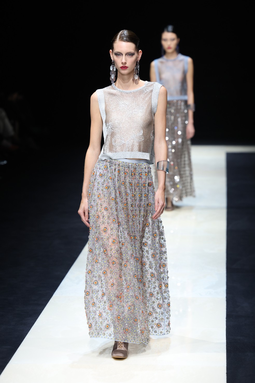 Aos 90 anos, Giorgio Armani apresenta coleção vigorosa, com mais