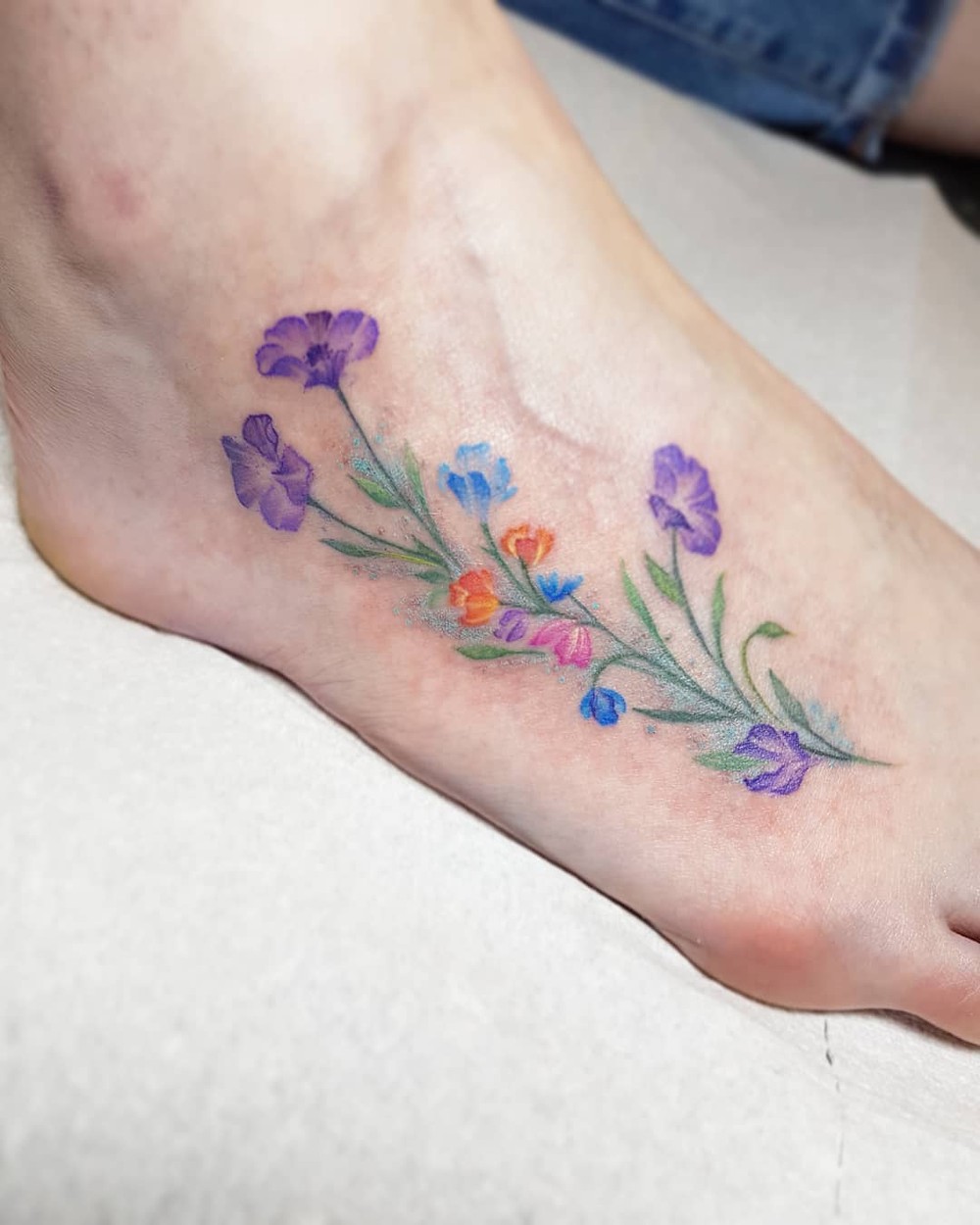 Tatuagem no pé feminina: inspirações delicadas e até minimalistas para ...