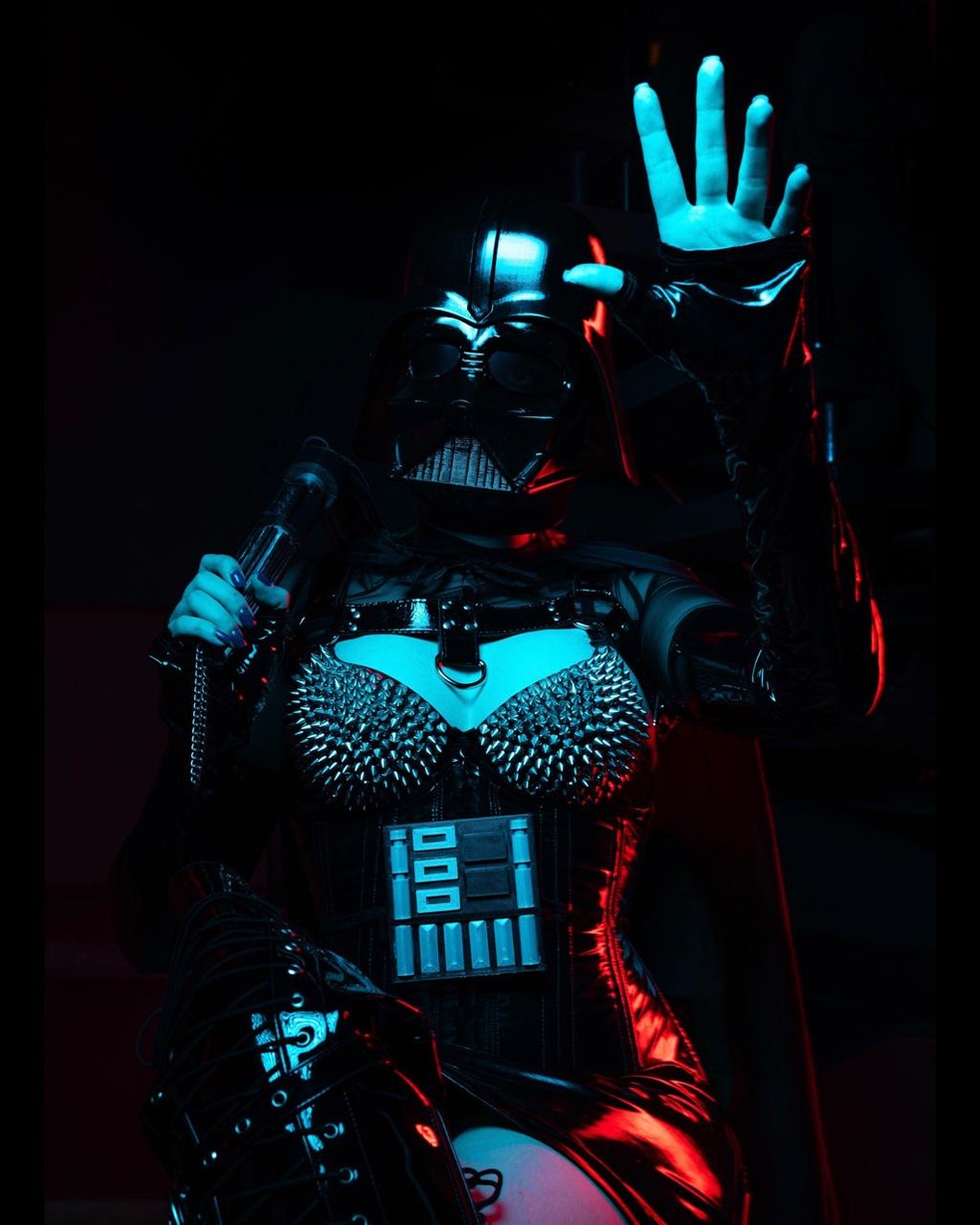 Nara Neveu vestida de Lady Vader, uma versão feminina de Darth Vader em performance de Roleplay — Foto: Reprodução/Acervo Pessoal