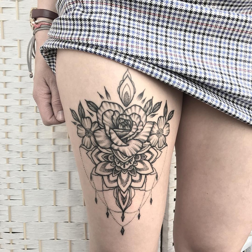 Tatuagem feminina na coxa com flores: inspirações irresistíveis para a ...