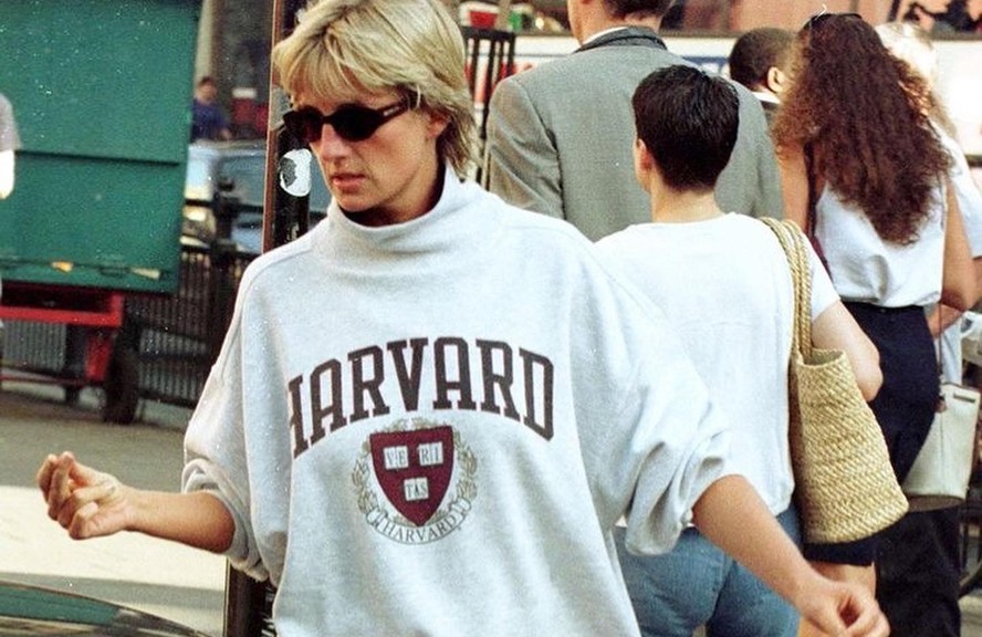 Por que o moletom oversized queridinho de Princesa Diana continua tão atual?
