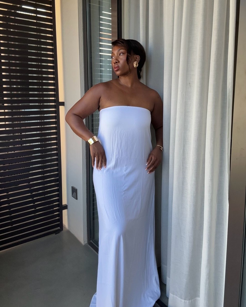 Slip dress branco sem alças — Foto: Reprodução/Instagram @nnennaechem