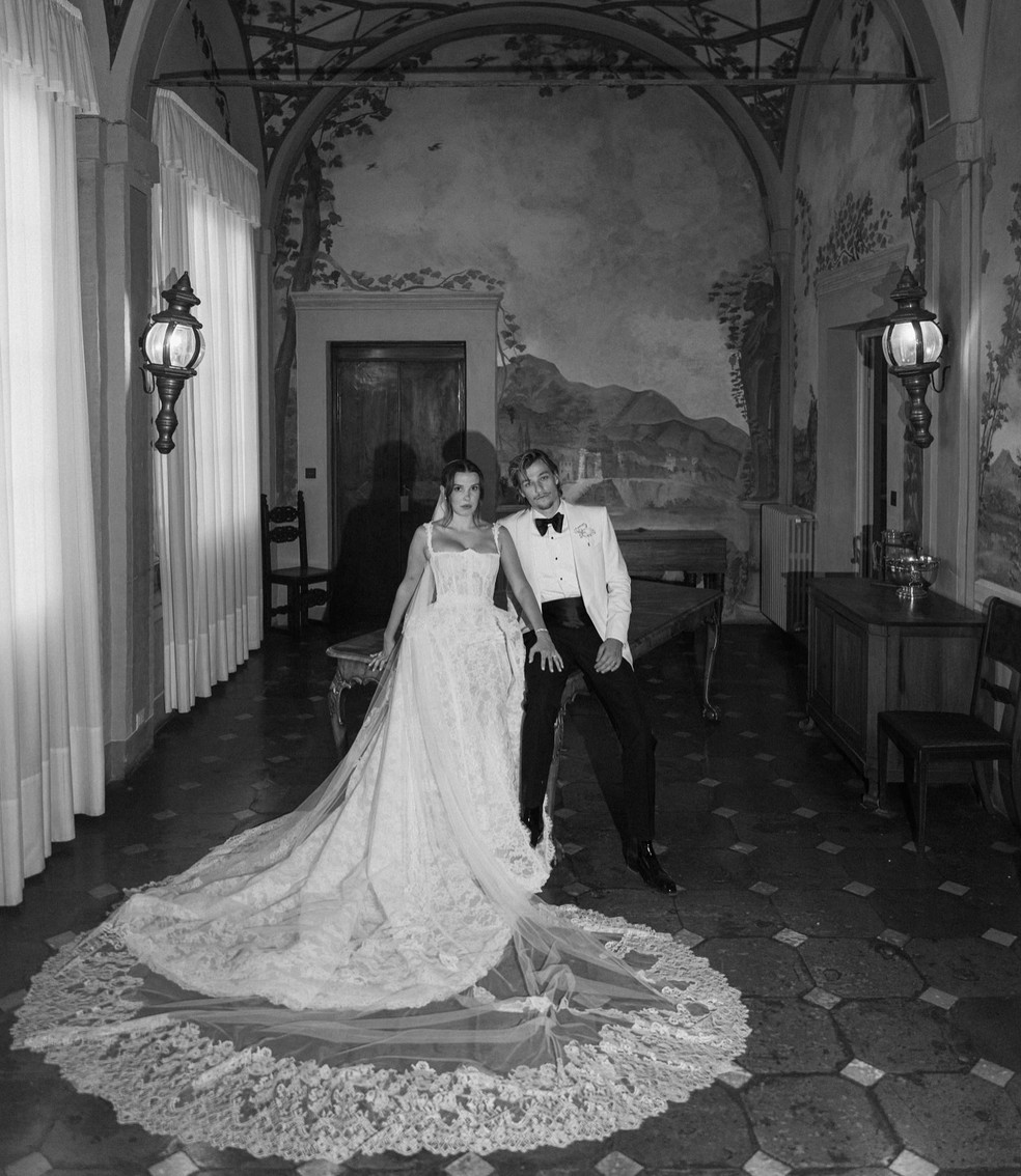 Millie Bobby Brown se casou com vestido Oscar de la Renta rendado — Foto: Reprodução/Instagram @milliebobbybrown