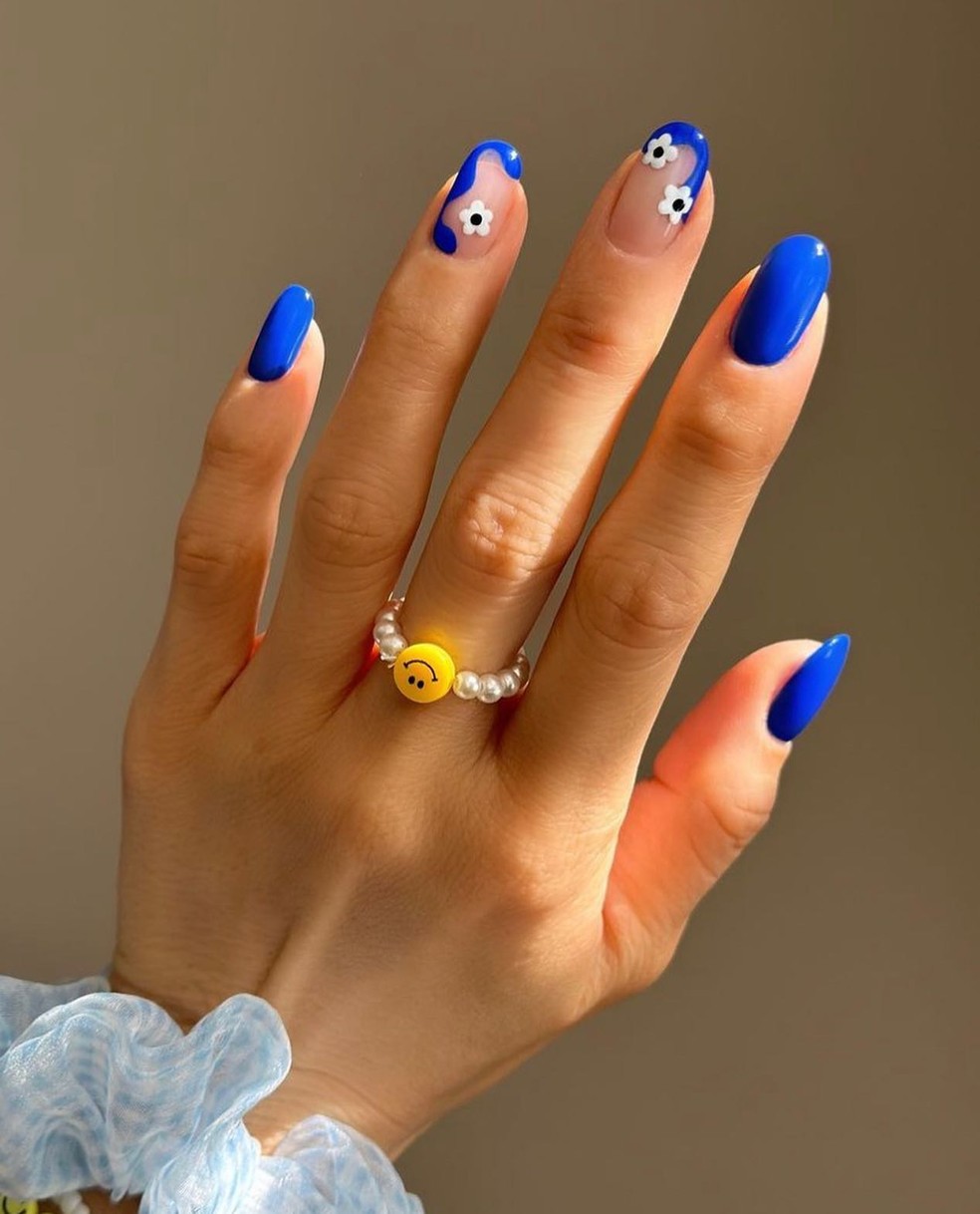 O esmalte azul adiciona um toque ousado e criativo, perfeito para quem gosta de inovar nas unhas — Foto: Reprodução -  @thehangedit