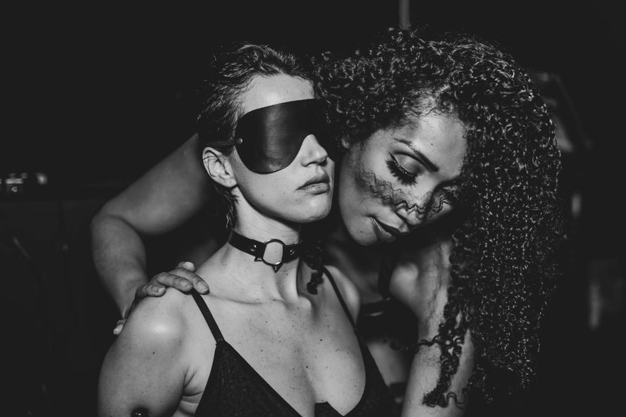 As diferentes sensações do bondage, contadas por mulheres que vivem dos dois lados da corda. Na foto: Lunna Reis em uma de suas sessões de bondage