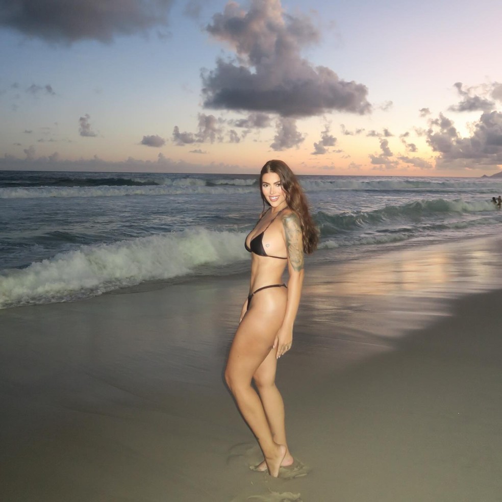 Renata Gutierrez, mãe do filho de Xamã, posa de biquíni em viagem — Foto: Reprodução/Instagram