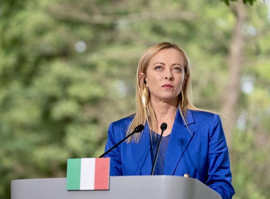 Giorgia Meloni, do partipo conservador italiano, encabeça nova lei de remoção do nome de mães homossexuais