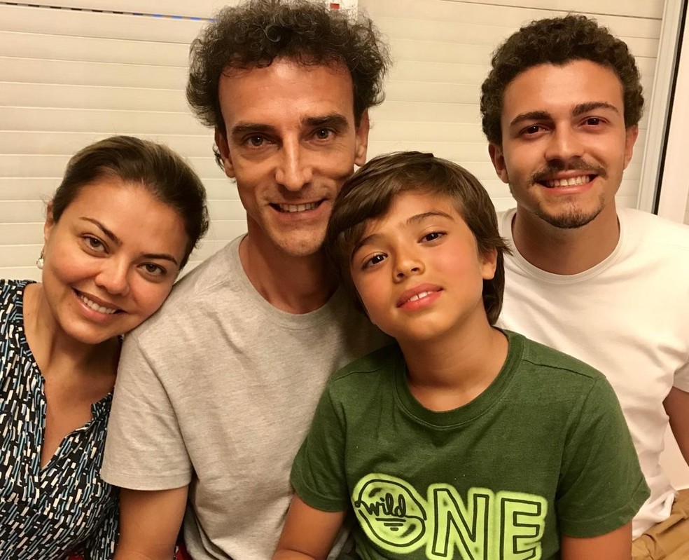Leila, craque do vôlei, posa com o marido Emanuel, filho e enteado: 'Presentes na minha vida' — Foto: Reprodução/Instagram