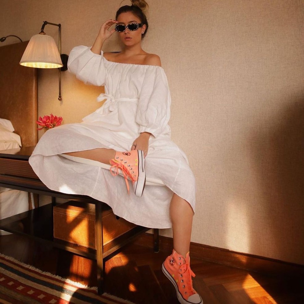Se você quer um look feminino e moderno, o All Star cano alto pode ser usado para criar contrastes interessantes com peças mais delicadas, como vestidos e saias — Foto: Reprodução/Instagram @plissestilo