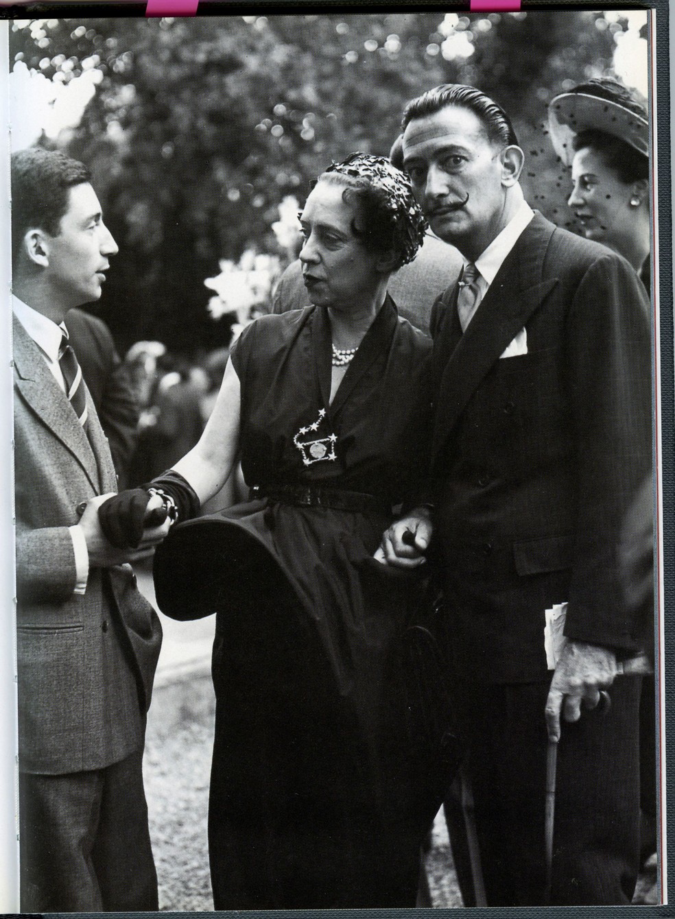 Elsa Schiaparelli ao lado de Salvador Dalí, com quem produziu algumas das colaborações mais famosas de sua carreira, como o chapéu em forma de sapato e o Lobster Dress. Para eles, arte, moda e inovação formavam o mesmo caldo criativo — Foto: Acervo Marisa Schiaparelli Berenson