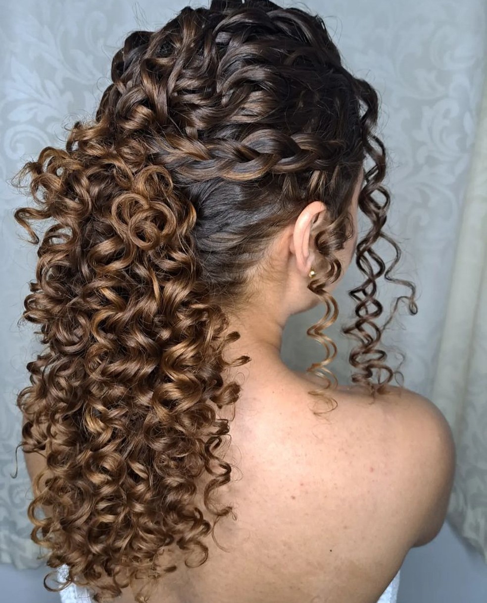 Penteado em cabelo cacheado para casamento — Foto: Instagram/@maribeiro.noivas