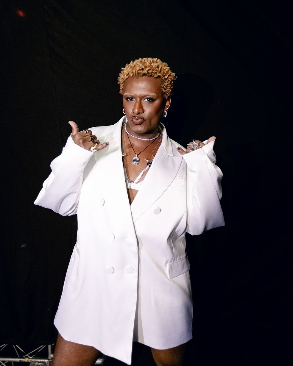 Figurino de Liniker durante a turnê de Caju: um raio-x feito pela stylist Caroline Passos — Foto: Reprodução/Instagram/@larissakreili
