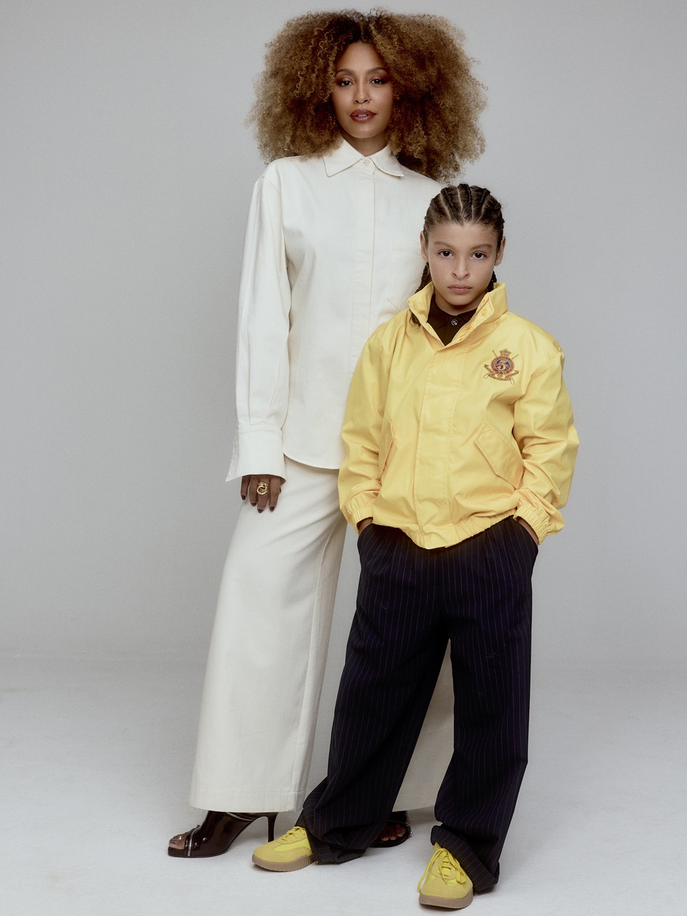 Sheron veste camisa e calça Aluf e sandálias Burberry . Benji veste jaqueta Polo Ralph Lauren Kids, polo Lacoste, calça Zara e tênis Converse — Foto: Bruna Castanheira (GrouPart)