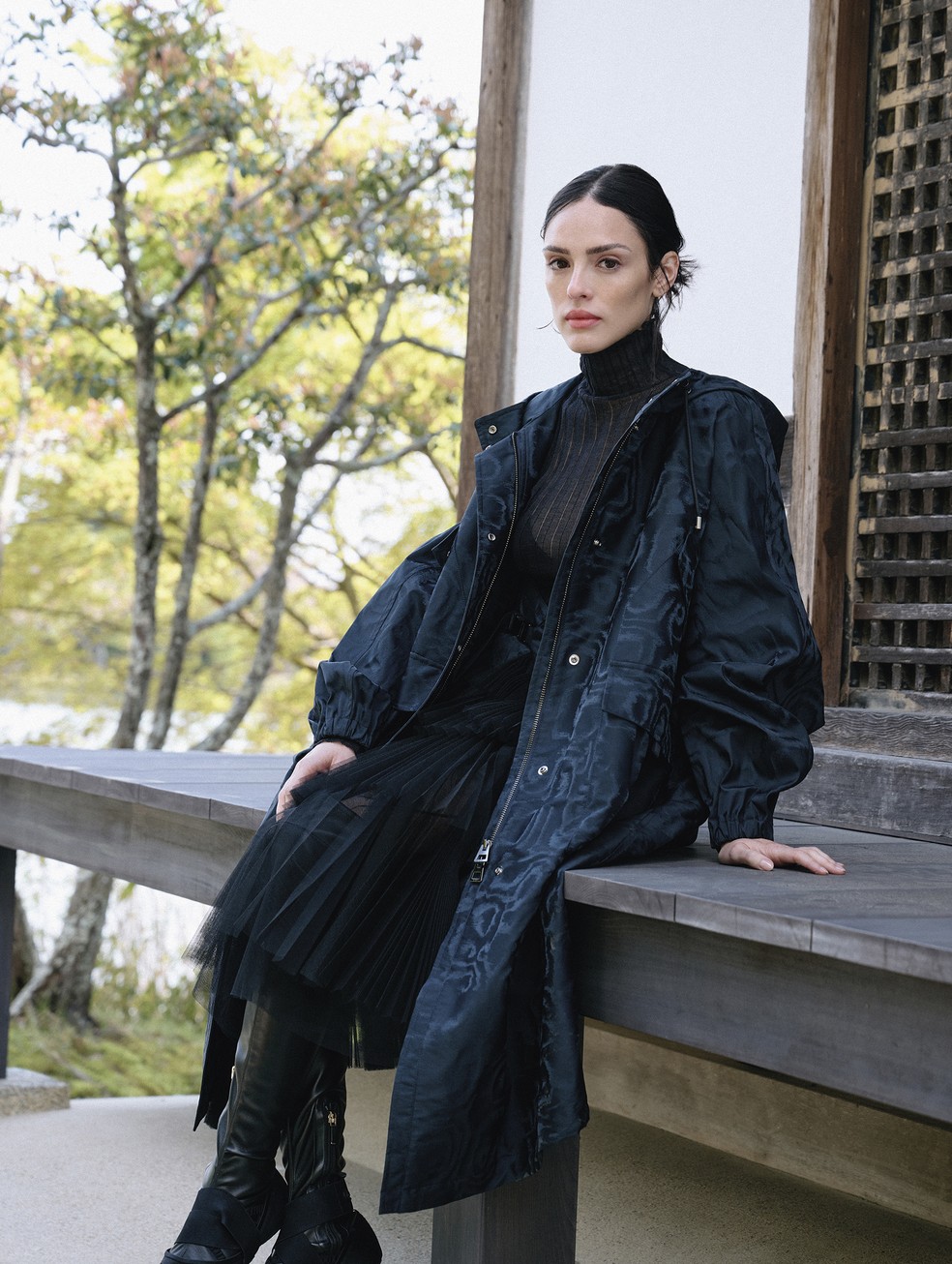 Isabelle Drummond veste casaco, suéter, cinto, saia e sandálias Dior Pre-Fall 2025 — Foto: Kyoko Munakata (Signo)