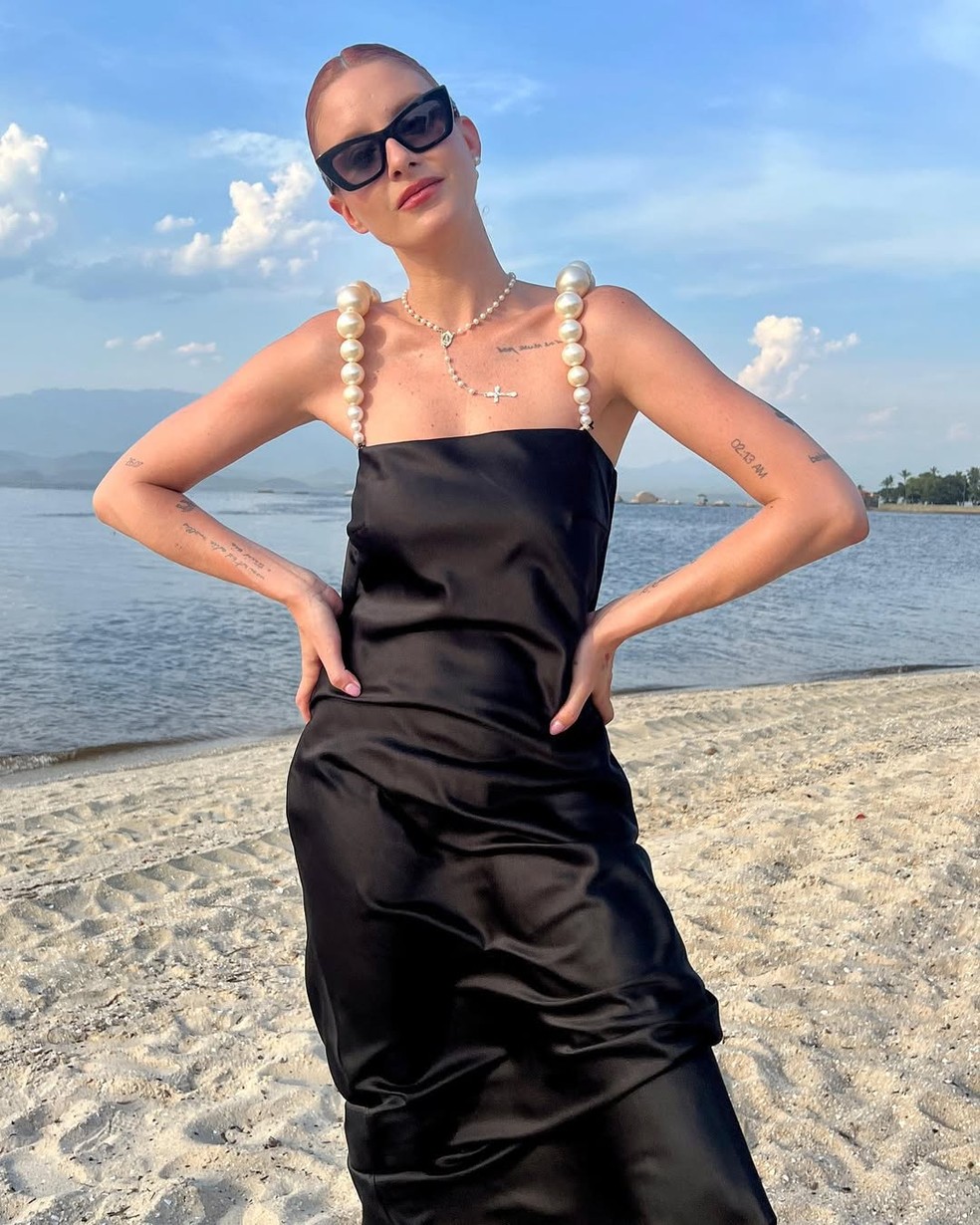 Slip dress, usado por famosas e fashionistas, desponta como tendência de moda para o Natal — Foto: Reprodução/Instagram