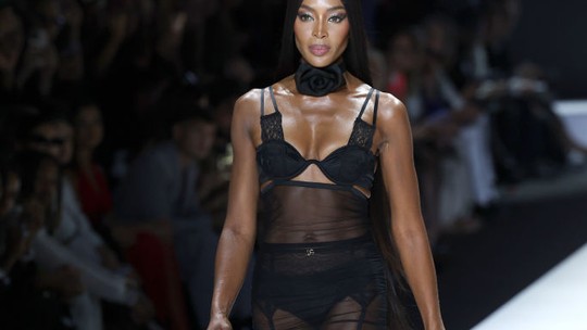 Naomi Campbell encerra desfile na Semana de Moda de Milão