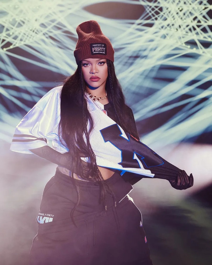Rihanna lança linha de maquiagem para o Super Bowl