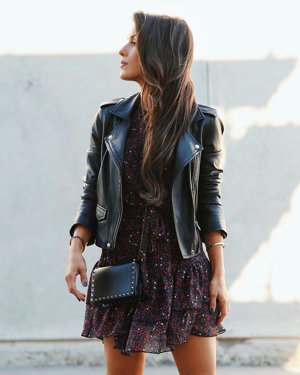 Looks com jaqueta de couro e vestido curto são perfeitos para dias mais quentes. — Foto: Reprodução/Pinterest @fernandamontefer