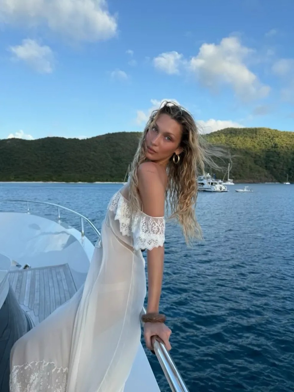 Bella Hadid mostra como atualizar a tendência boho em 2026 — Foto: Reprodução/Instagram @mimicuttrell
