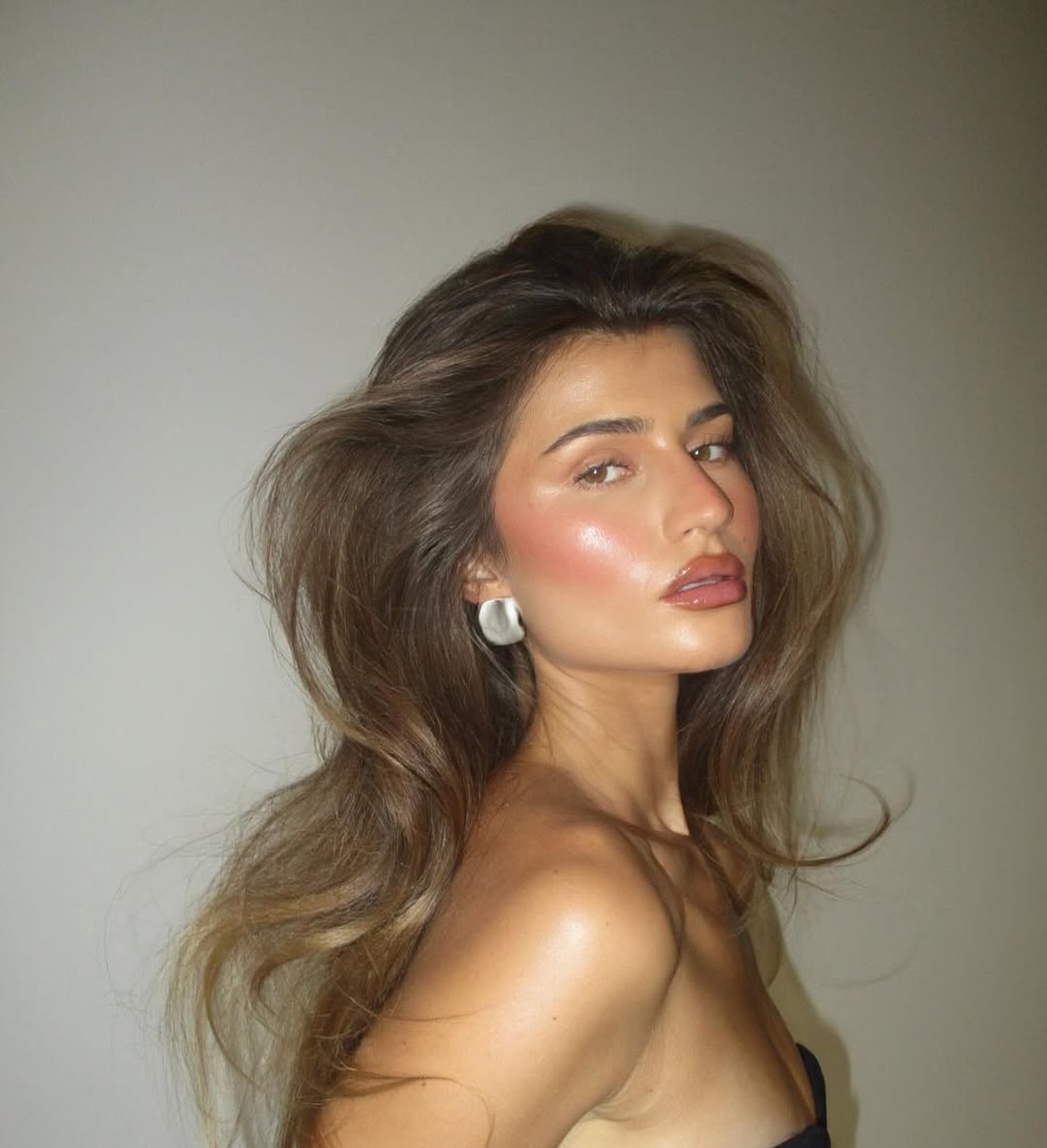 4 dicas para fazer a escova volumosa dos anos 90 em casa — Foto: Reprodução Instagram @lovisafahraeus