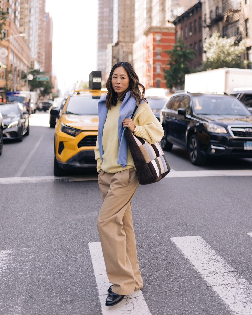 Calça cáqui: o clássico está de volta ao radar fashion — Foto: Reprodução/Instagram @aimeesong