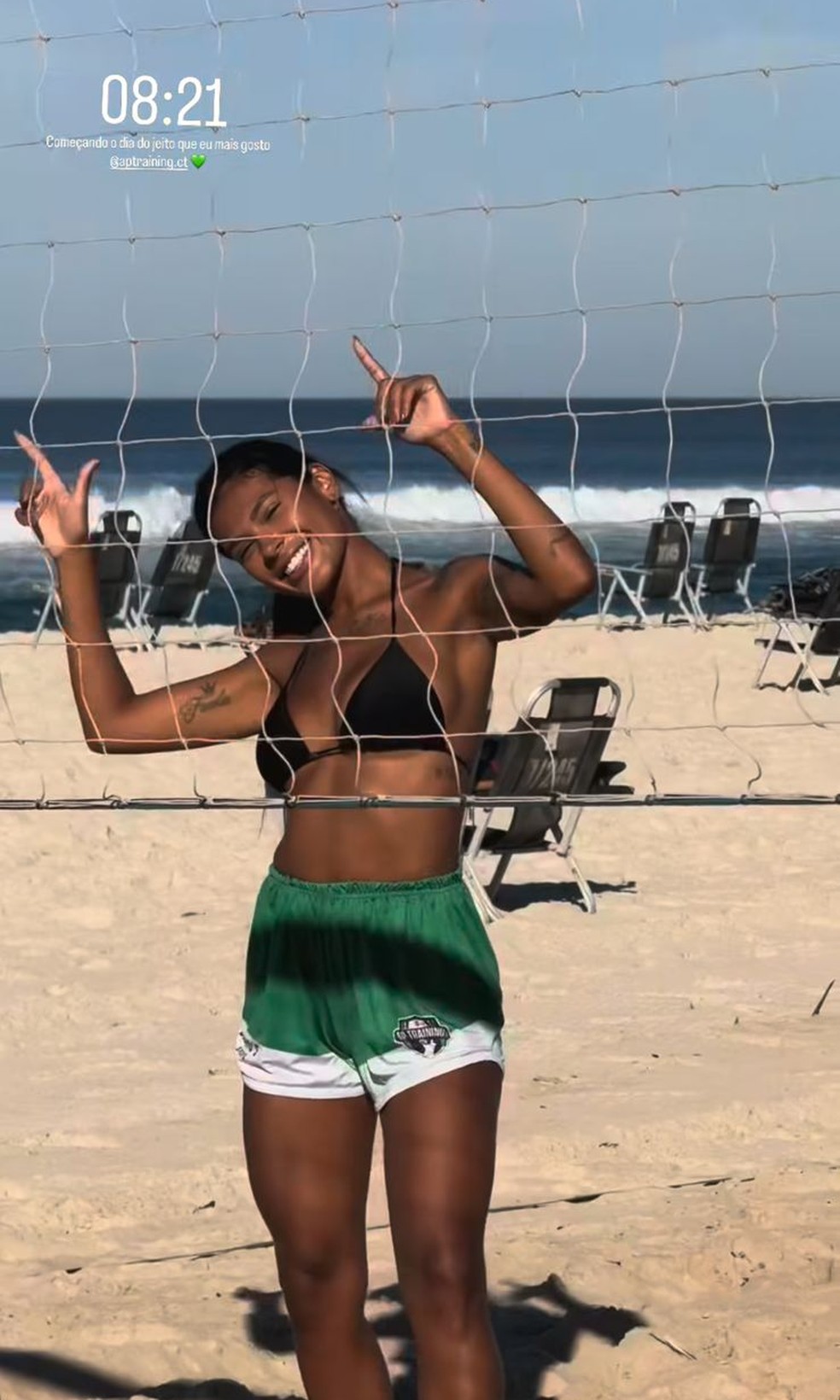 Pocah compartilhou o treino de futevôlei na praia — Foto: Reprodução/ Instagram