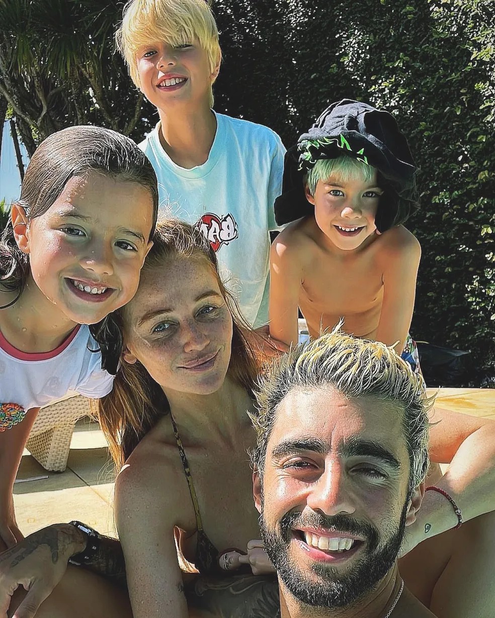 Pedro Scooby com os filhos e Cintia Dicker — Foto: Reprodução/ Instagram