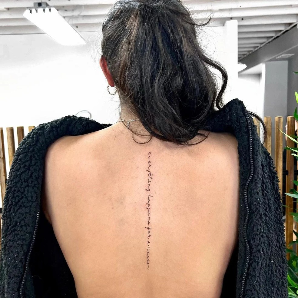 Tatuagem feminina escrita nas costas: 20 inspirações para a escolha ...