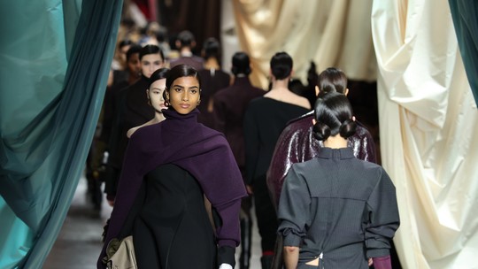 Roupa de trabalho, minimalismo japonês e touca de cabelo: Fendi reverência a década de 1980 na semana de moda de Milão 
