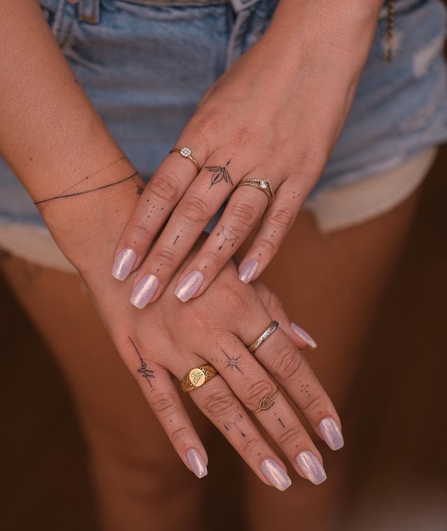 Tatuagem feminina no dedo: inspirações delicadas e impactantes para ...