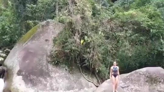 Letícia Spiller curte cachoeira durante pausa de filmagens no Rio de Janeiro