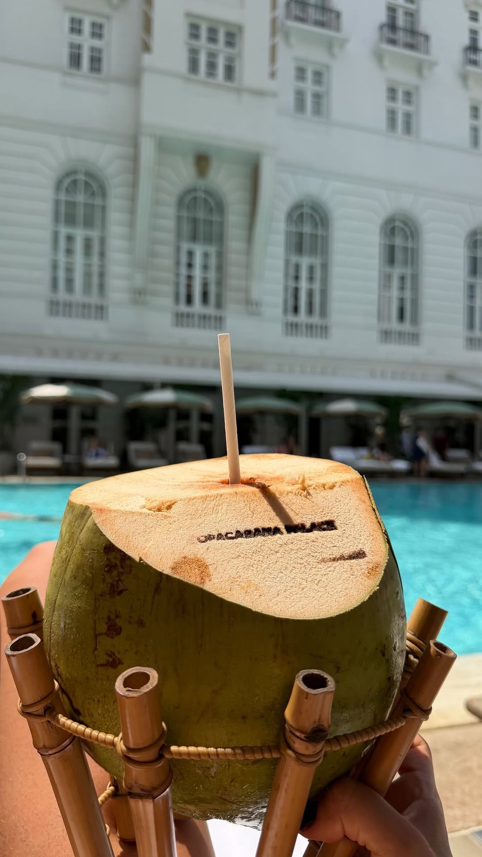 No Rio, Maisa atualiza bronzeado à beira da piscina de hotel luxuoso — Foto: Reprodução/Instagram