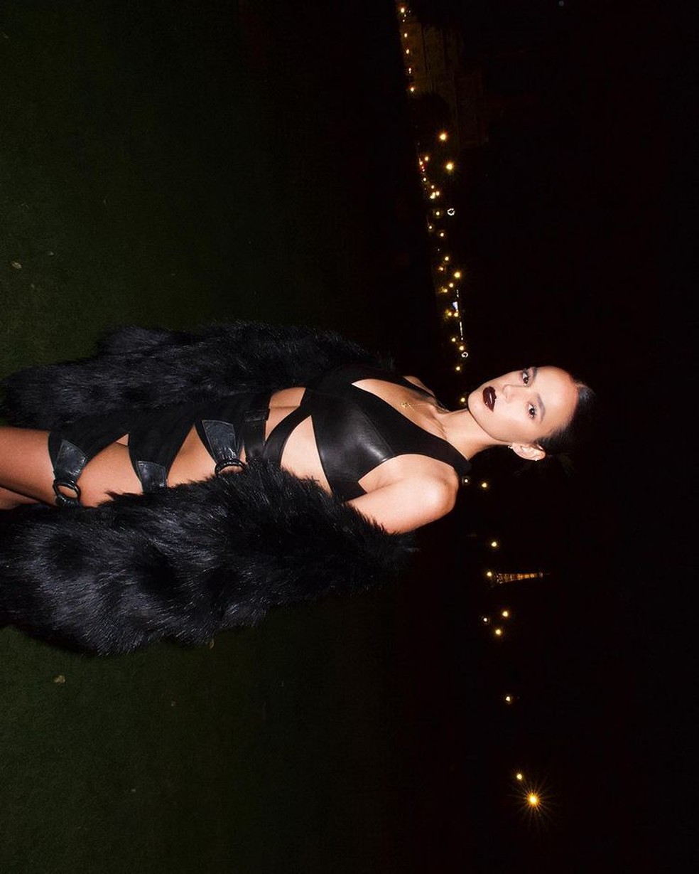 Bruna Marquezine posa com vestido recortado e casaco de R$40 mil em Paris — Foto: Reprodução / Instagram