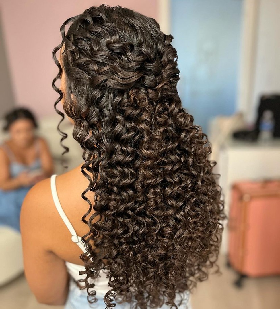 Penteado em cabelo cacheado para casamento — Foto: Instagram/@robertaferreira.beauty