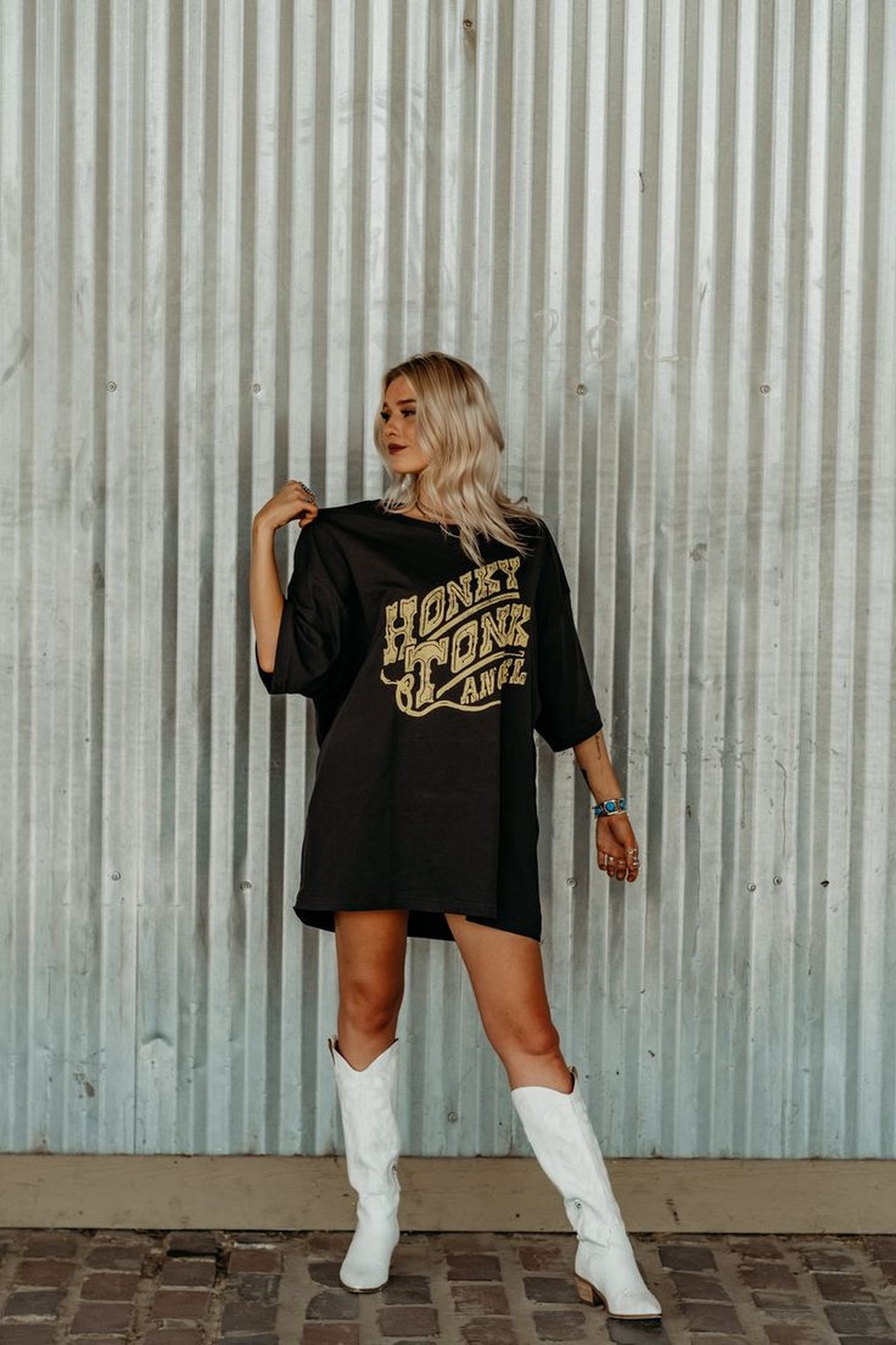 Aposte em camisetas oversized e boca cano longo para criar looks marcantes para shows e eventos a noite. — Foto: Reprodução/Pinterest @wildjunkieboutique