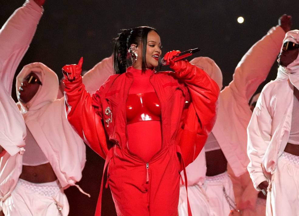 Rihanna veste Loewe no show de intervalo do Super Bowl 2023 — Foto: Getty Images