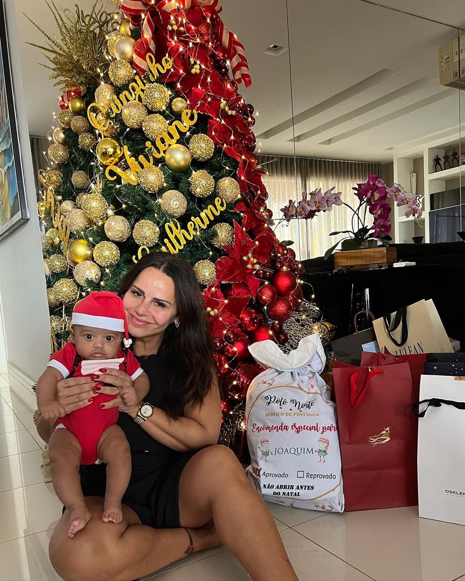 Viviane Araujo posta álbum fofo do filho, Joaquim, com look natalino